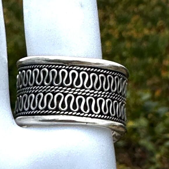 Suarti Bali Sterling Silver & Blue Agate Wide Scroll Band Ring - Picture 5 of 10